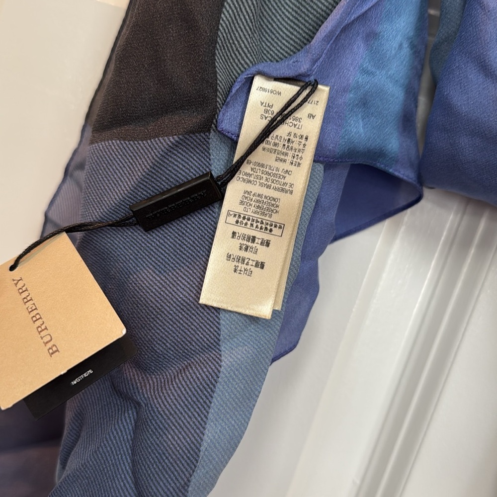 Silk Burberry Mega Check scarf - Picture 5 of 11